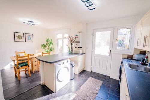 6 BR House with Free Parking, Garden & Fast WiFi photo 14