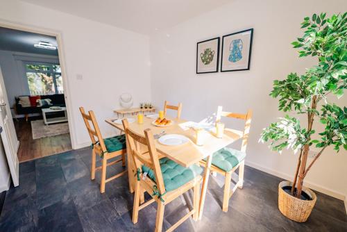 6 BR House with Free Parking, Garden & Fast WiFi photo 18