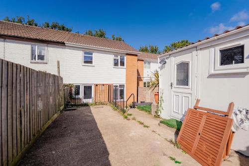 6 BR House with Free Parking, Garden & Fast WiFi photo 25