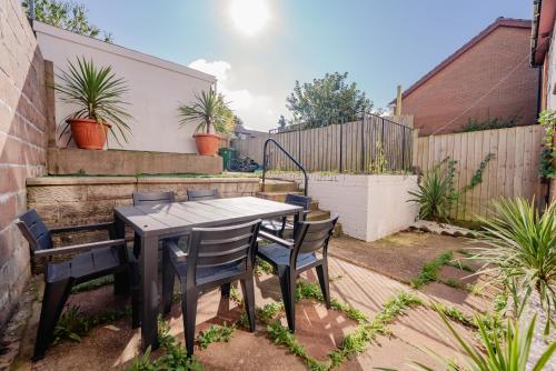 6 BR House with Free Parking, Garden & Fast WiFi photo 28