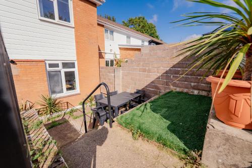 6 BR House with Free Parking, Garden & Fast WiFi photo 27