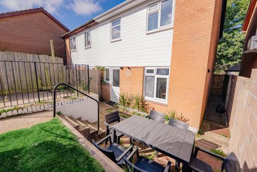 6 BR House with Free Parking, Garden & Fast WiFi photo 26