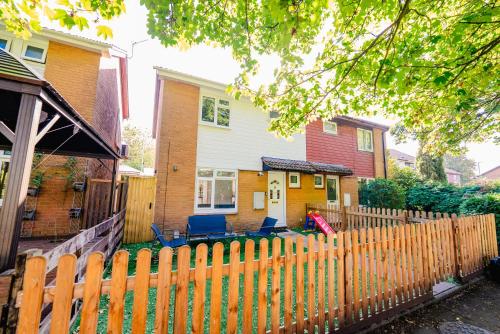 6 BR House with Free Parking, Garden & Fast WiFi photo 29