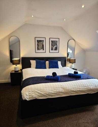 a bedroom with a large bed with blue towels on it at City Centre 3BR WiFi & Parking For Contractors & Families in Hull