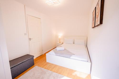 6 BR House with Free Parking, Garden & Fast WiFi photo 11
