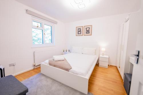 6 BR House with Free Parking, Garden & Fast WiFi photo 10