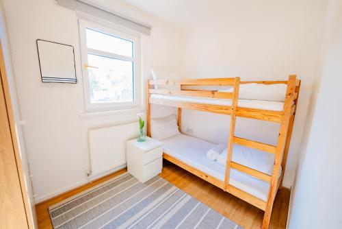 6 BR House with Free Parking, Garden & Fast WiFi photo 12