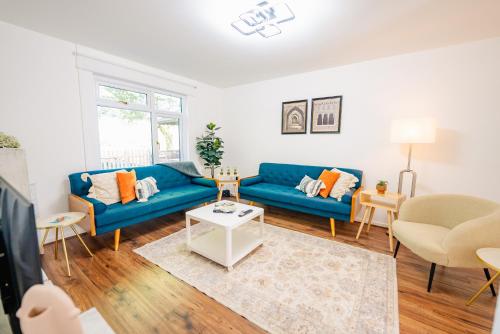 6 BR House with Free Parking, Garden & Fast WiFi photo 3