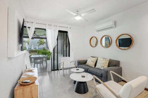 un salon avec un canapé et une table dans l'établissement Beachfront Le Cerisier Trou Aux Biches, Mon Choisy, à Mont Choisy