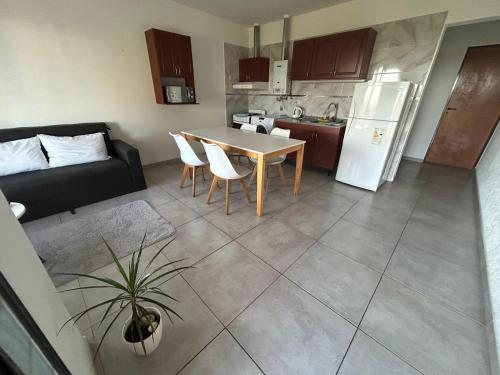 Kuchyň nebo kuchyňský kout v ubytování HERMOSO DEPARTAMENTO en COMPLEJO CERRADO