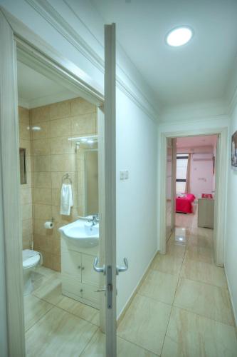 un bagno con lavandino e WC di 54, Emerald a San Pietru