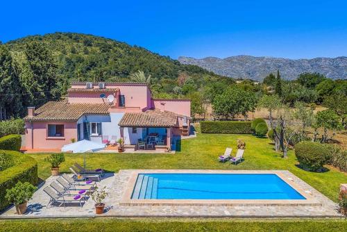 Villa Patricia Impressive garden to enjoy with the family by Renthousing