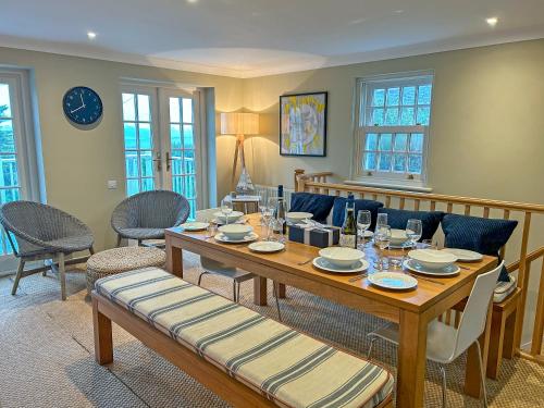 une salle à manger avec une table et des chaises dans l'établissement Trevennen West, à St Mawes