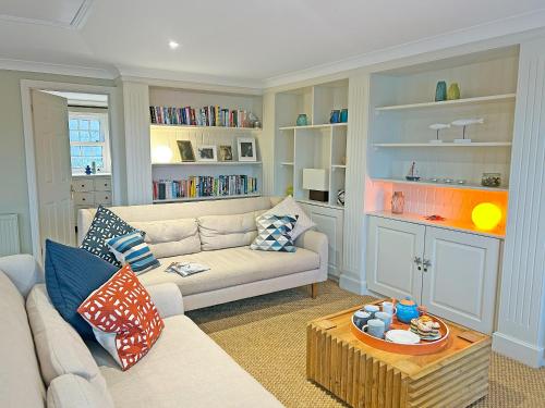 un salon avec un canapé et une table dans l'établissement Trevennen West, à St Mawes