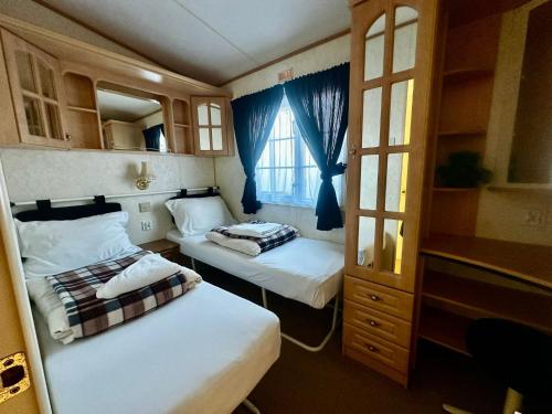 Postel nebo postele na pokoji v ubytování Holenderska Przystań