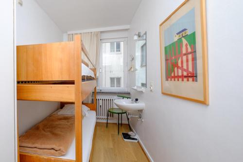 Un baño con una litera y un lavabo en una habitación. en Sea view 02-04, en Mellet