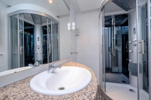 Un baño con lavabo y ducha en Sea view 02-04, en Mellet