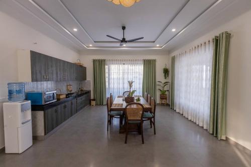 een keuken en eetkamer met een tafel en stoelen bij The Coastal Pearl in Karachi