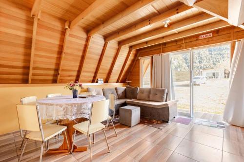 Гостиная зона в Chalé Refúgio Vô Chico