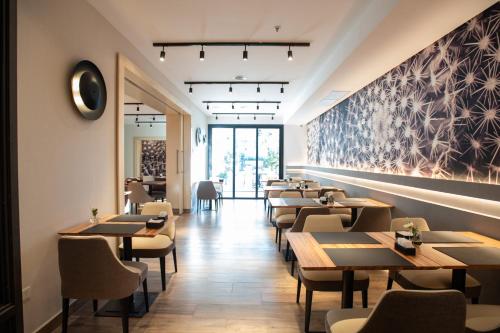 una fila de mesas y sillas en un restaurante en Dazzler by Wyndham Salta, en Salta
