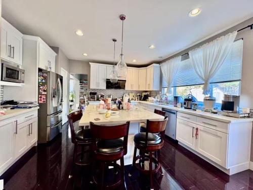 Kuchyň nebo kuchyňský kout v ubytování Bright Room Workspace Quiet Sammamish Home with share living room