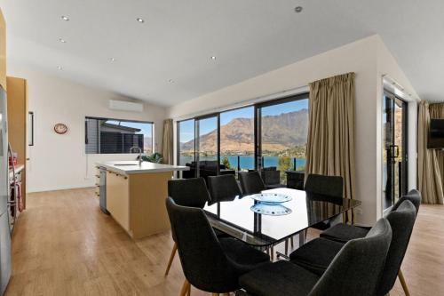 Imagen de la galería de Goldrush Way 4BR 3BA Lake & Mountain Views, en Frankton