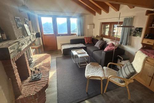 ein Wohnzimmer mit Couch und Kamin in der Unterkunft Dachferienwohnung Vieux Valais A, Ost-Mitte in Riederalp