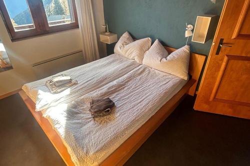 ein Schlafzimmer mit einem Bett, auf dem ein Hut liegt in der Unterkunft Dachferienwohnung Vieux Valais A, Ost-Mitte in Riederalp