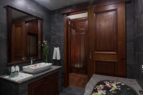 Koupelna v ubytování Anachak Angkor Suite