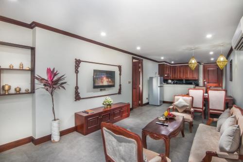 Ruang duduk di Anachak Angkor Suite