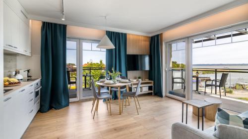 Port Krynica 16 - apartament premium w centrum Krynicy Morskiej z bezpośrednim widokiem na port i Zalew Wiślany
