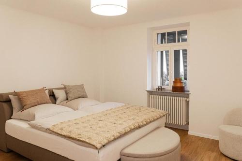 une chambre avec un lit et une fenêtre dans l'établissement Saar-Lor-Lux-Perle, à Merzig