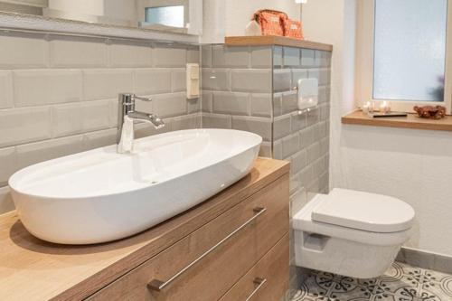 une salle de bain avec un lavabo blanc et des toilettes dans l'établissement Saar-Lor-Lux-Perle, à Merzig
