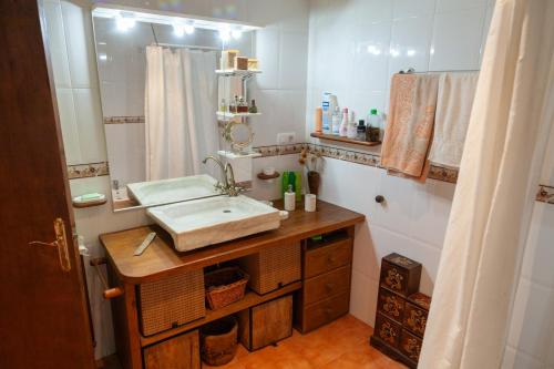 une salle de bain avec un lavabo et un miroir dans l'établissement Cal Gironell, à Santa María de Meyá