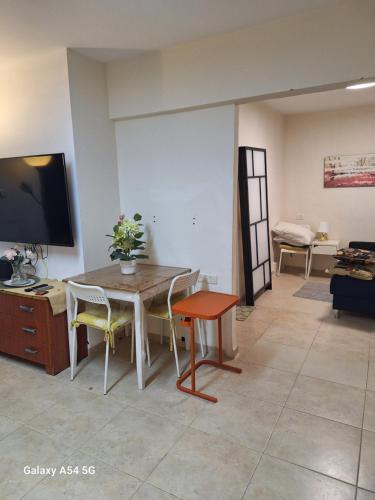 Afbeelding uit fotogalerij van Charming beach 2 room flat in Haifa