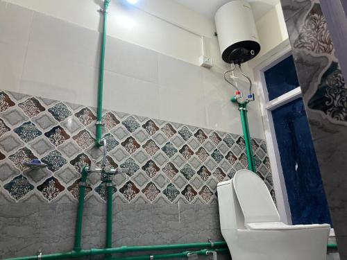 Ένα μπάνιο στο Aatithiya Himalayan Homestay