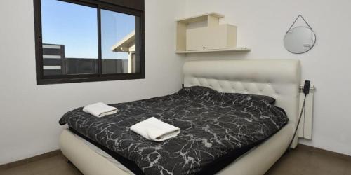 Postel nebo postele na pokoji v ubytování אחוזת נוף מרגליות - וילת 3 חדרי שינה ובריכה פרטית מחוממת ומקורה