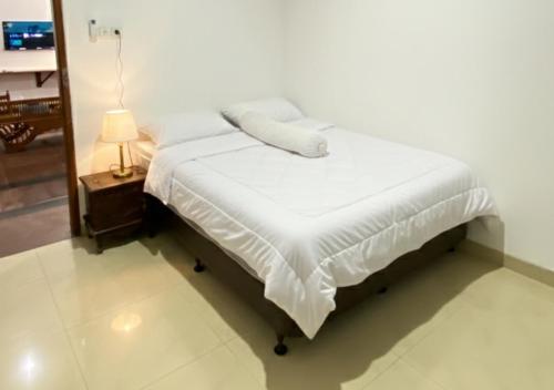 Ένα ή περισσότερα κρεβάτια σε δωμάτιο στο Daffodil House Proper Guest House Near Malioboro