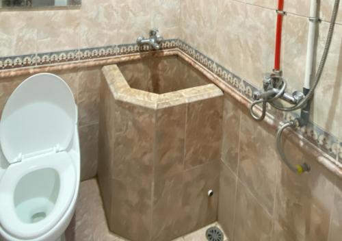 Ένα μπάνιο στο Daffodil House Proper Guest House Near Malioboro