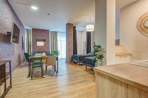 米尔豪森Apartment - Dürer Blick的带厨房和餐厅的客厅