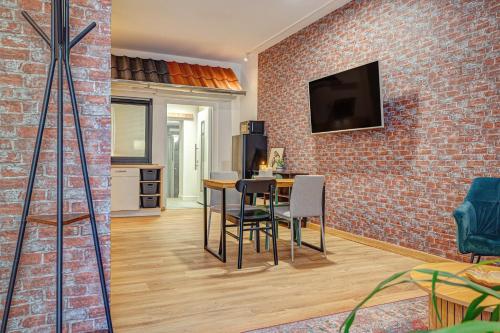 米尔豪森Apartment - Dürer Blick的厨房以及带砖墙的用餐室。