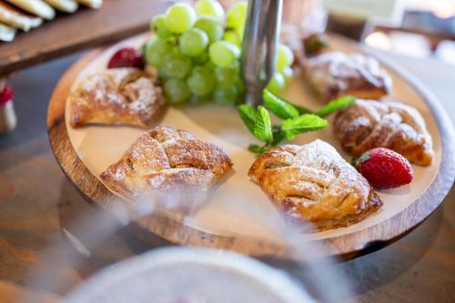 侯斯普瑞特Karongwe - River Safari Lodge的桌上的糕点和水果盘