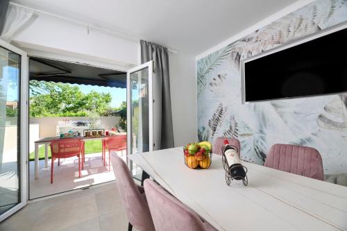 TV a/nebo společenská místnost v ubytování Ferienwohnung In Zambratija Mit Eigenem Parkplatz