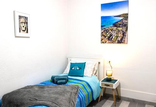 a bedroom with a bed and a picture on the wall at Tesori del Sinis in Càbras