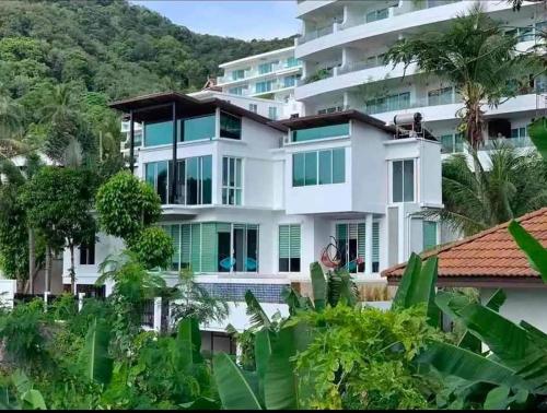 Üldine mäevaade või majutusasutusest Villa Beverly Private Infinity Pool with Seaview near Kata Beach pildistatud vaade