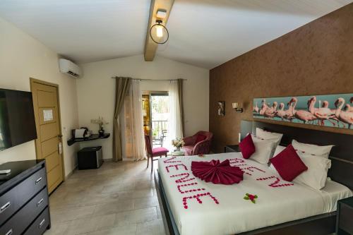 un dormitorio con una cama con un feliz año nuevo escrito en él en Hôtel du parc exotique, en Mbour