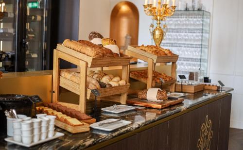 a bakery with a display of bread and pastries at Grand Hotel Karel V in Utrecht
