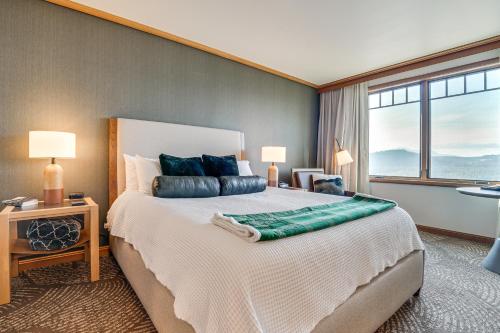 ein Schlafzimmer mit einem großen Bett und einem großen Fenster in der Unterkunft Mountain Views and Pool Access Cle Elum Condo! in Cle Elum