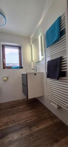 Kuchyň nebo kuchyňský kout v ubytování Reiterhof Romanasa Ferienwohnung