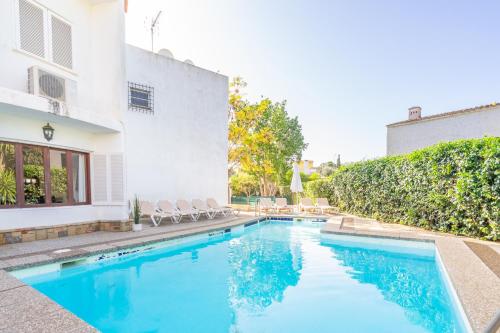 ein Swimmingpool im Hinterhof eines Hauses in der Unterkunft Villa Son Veri d'Alt in El Arenal